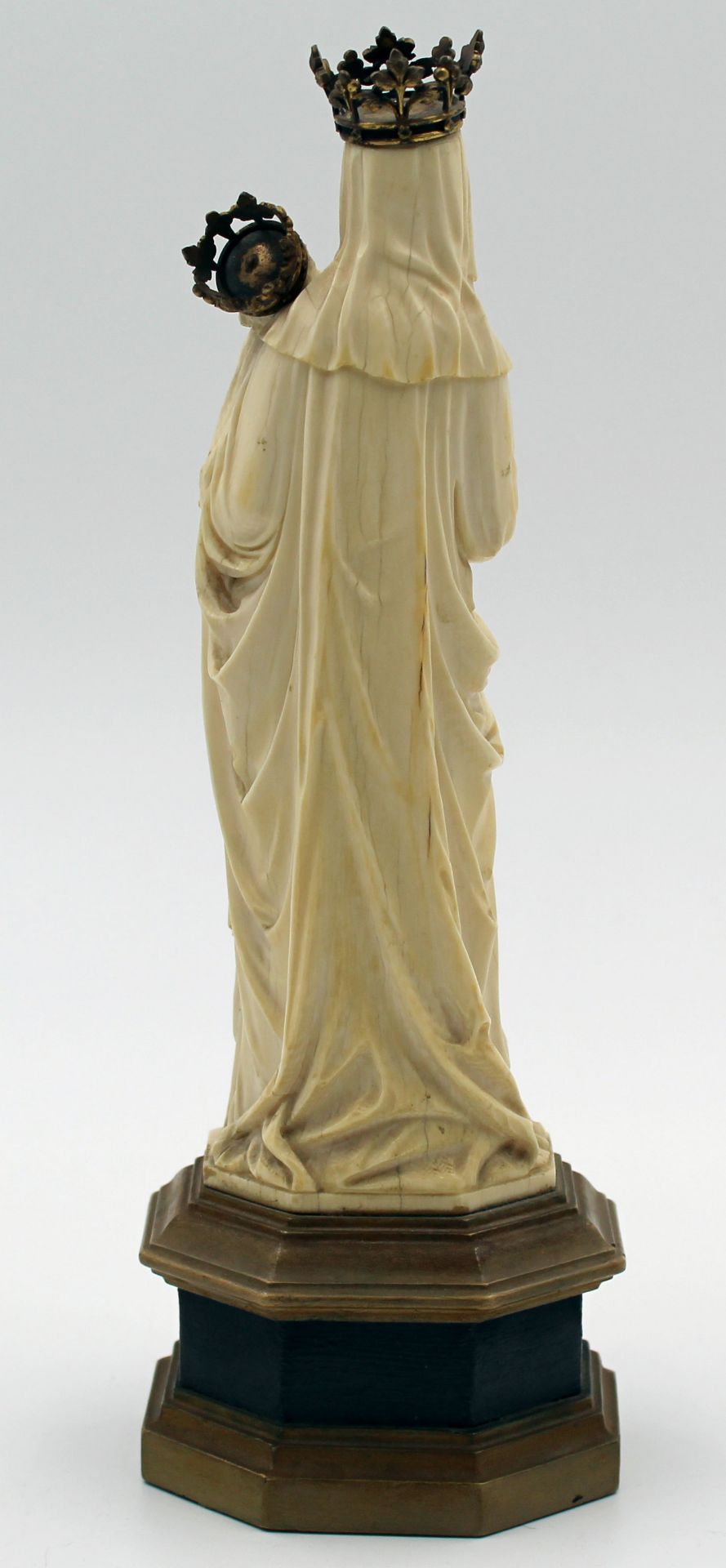 Maria mit Jesus. Skulptur aus Elfenbein. Historismus. Wohl 1850 - 1880.Die Skulptur mit den Kronen - Bild 10 aus 13