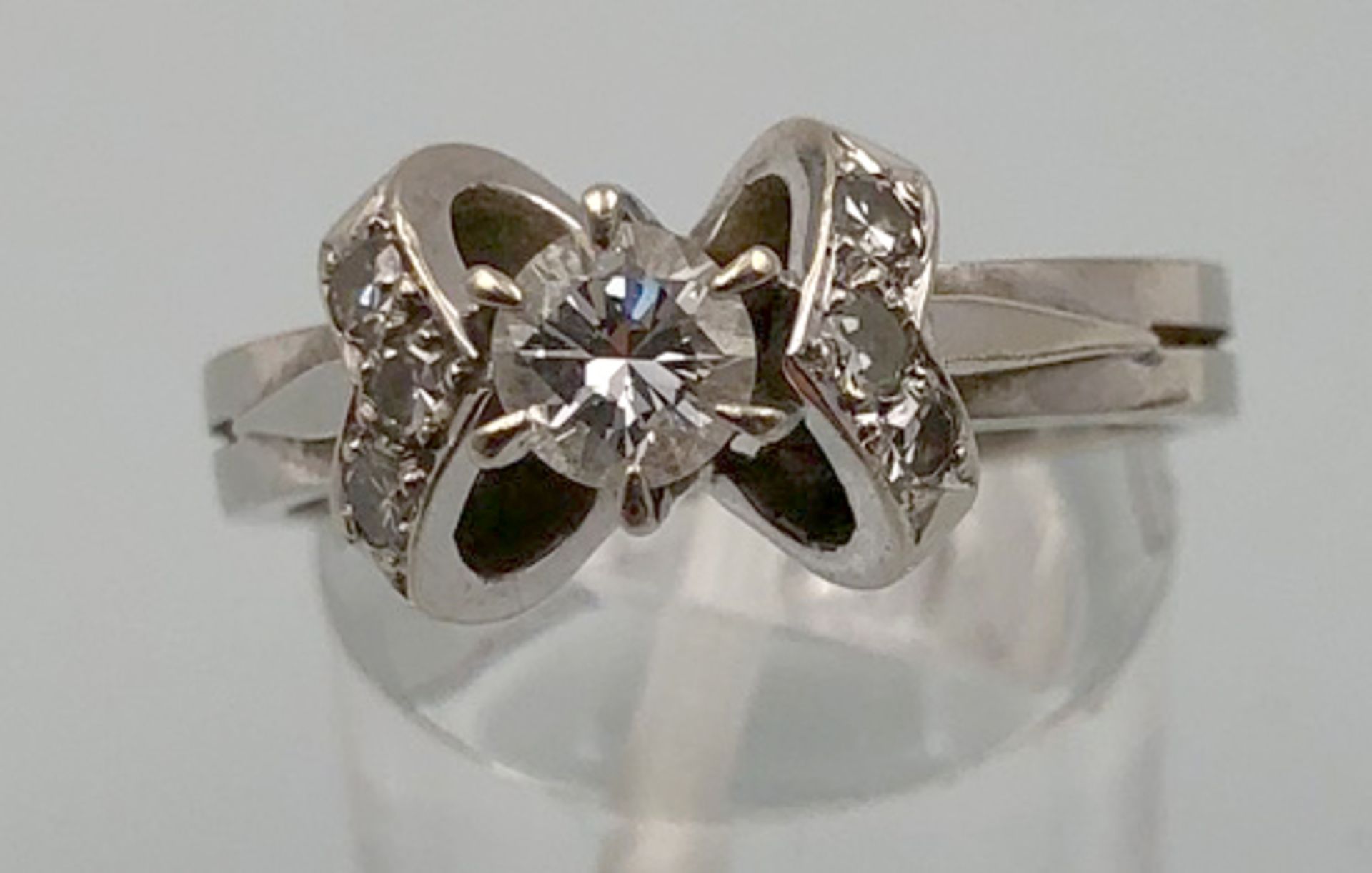 Weiß Gold 585. Ring mit Brillanten.4,0 Gramm Gesamtgewicht. Der mittige Diamant 4,48 mm Durchmesser,