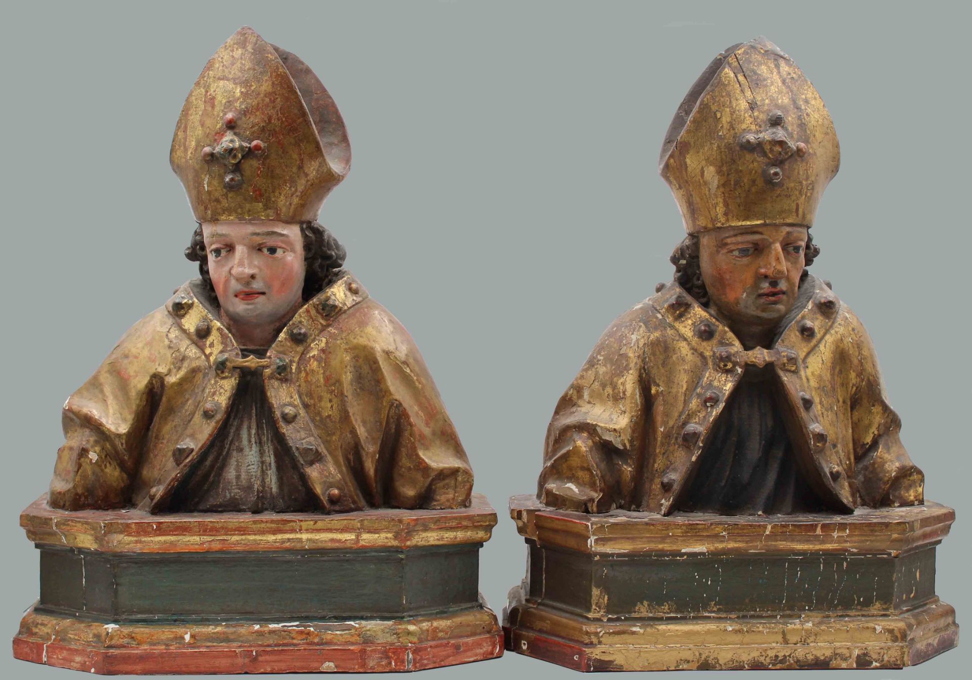 2 Skulpturen aus Holz farbig gefasst. Wohl 17. Jahrhundert. Deutschland.Bis 48 cm hoch. Wohl