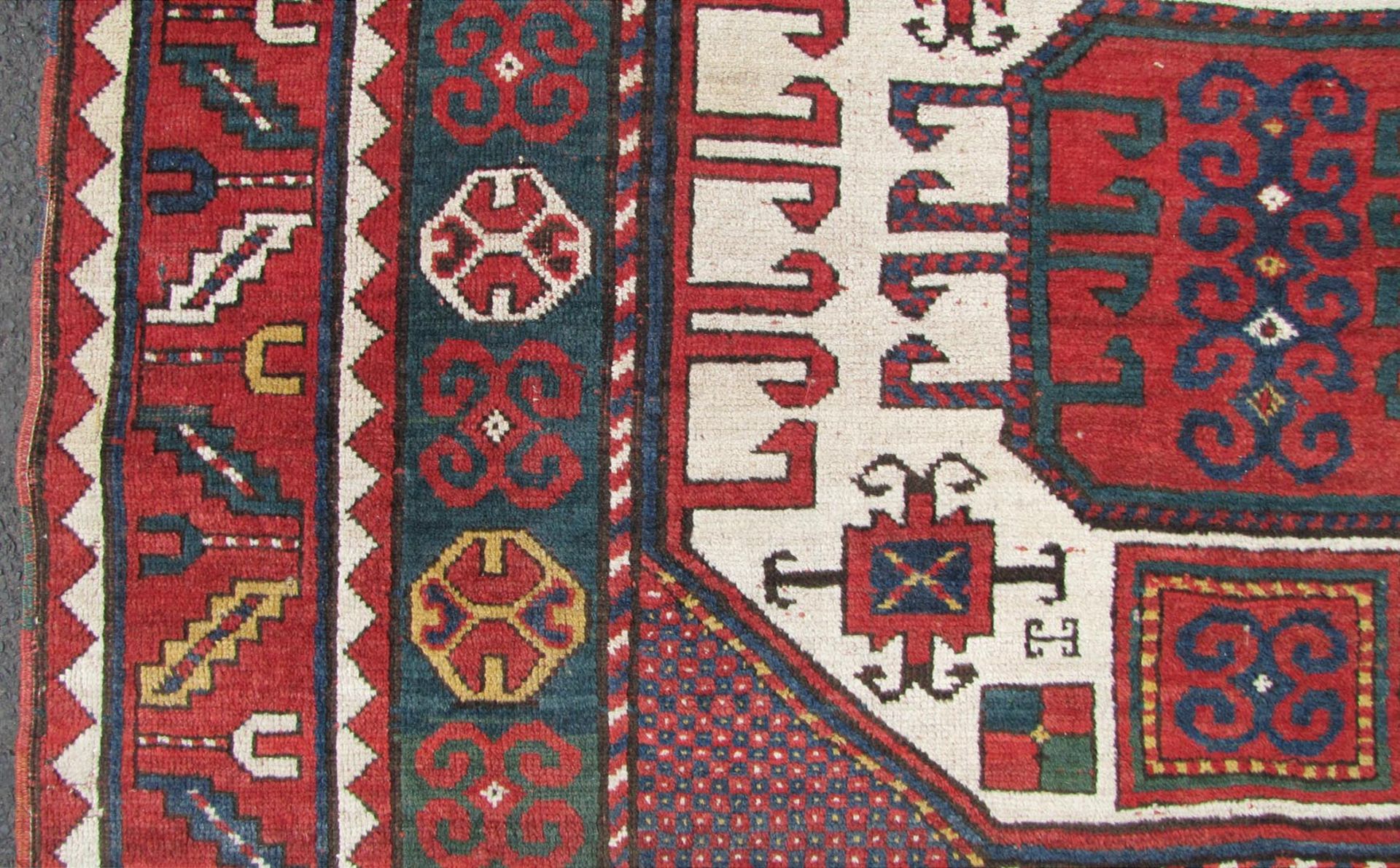 Karachoph Kasak. Kaukasus. Antik, circa 120 - 160 Jahre alt.213 cm x 175 cm. Handgeknüpft. Wolle auf - Bild 7 aus 12