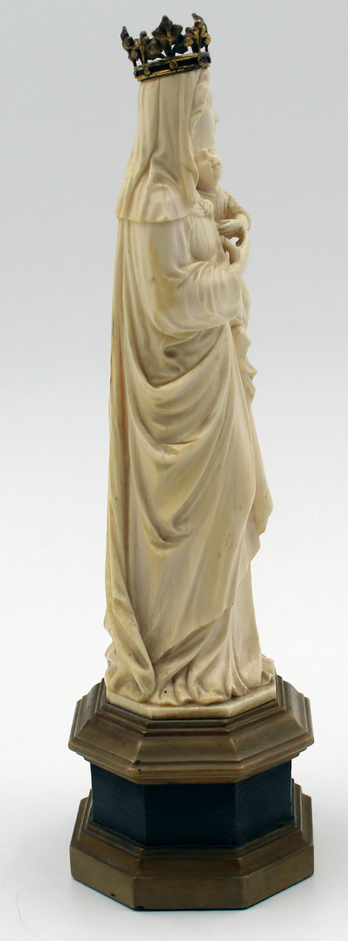 Maria mit Jesus. Skulptur aus Elfenbein. Historismus. Wohl 1850 - 1880.Die Skulptur mit den Kronen - Bild 11 aus 13