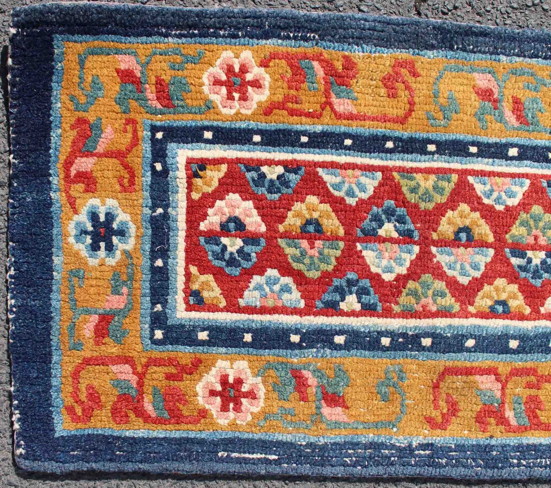 Tibet Teppich. Antik. Circa 120 - 150 Jahre alt.36 cm x 68 cm. Handgeknüpft. Wolle auf Wolle. Wohl - Bild 2 aus 4