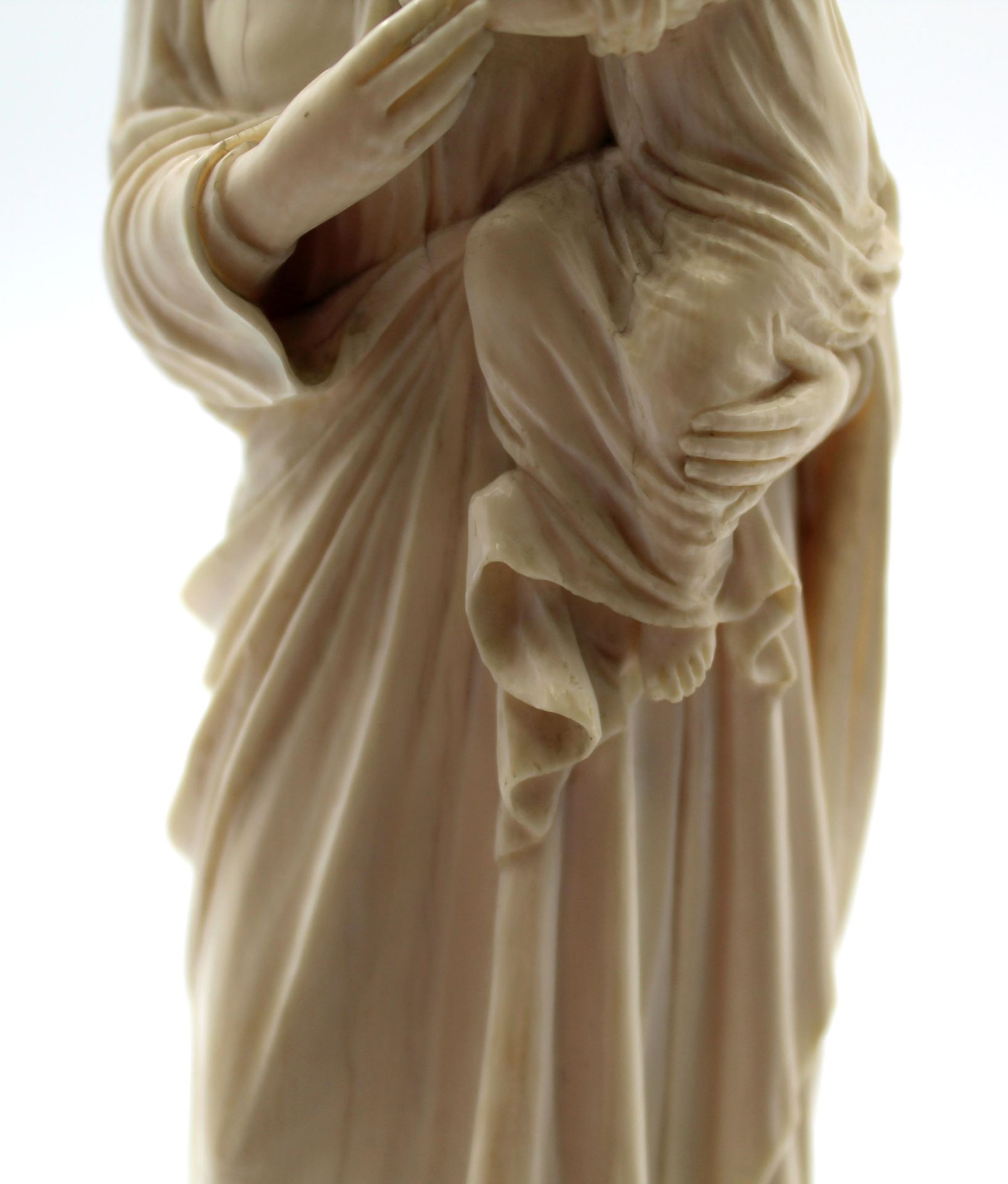 Maria mit Jesus. Skulptur aus Elfenbein. Historismus. Wohl 1850 - 1880.Die Skulptur mit den Kronen - Bild 2 aus 13