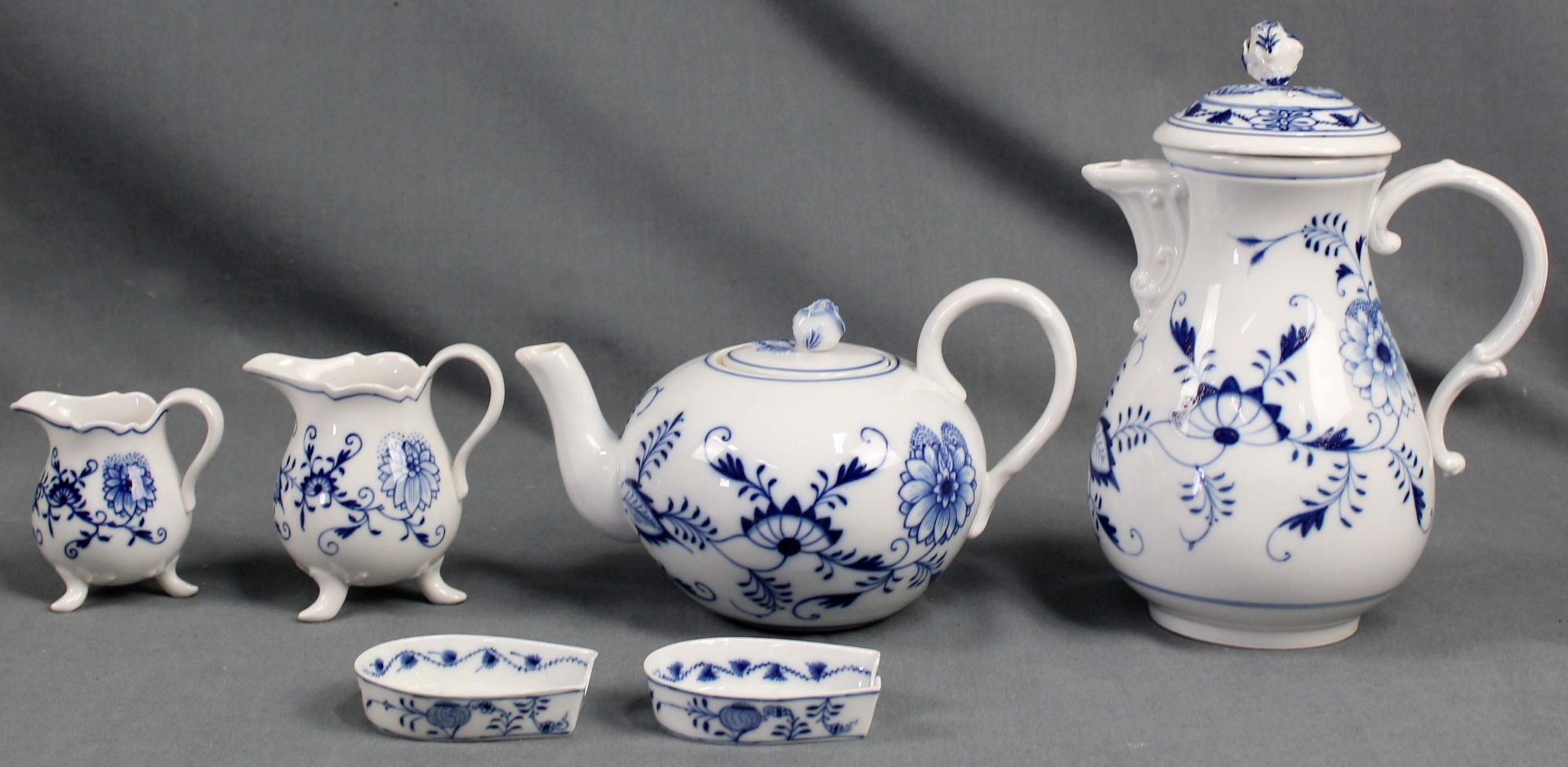 Porzellan Meissen, Zwiebelmuster. 98 Teile.Bis 23,5 cm hoch. Unter anderem mit Schleifstrichen. - Bild 12 aus 19