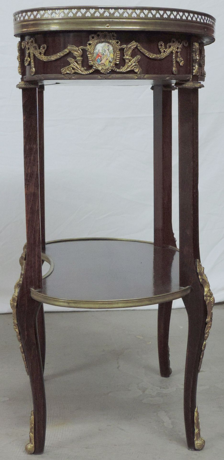 Hohes Beistelltischchen. Louis XV Stil.77 cm x 63 cm x 37 cm. Zwei Etagen.High side table. Louis - Bild 3 aus 9