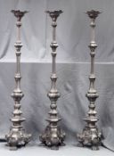 3 hohe Altarleuchter für Kerzen. Barockstil.Bis 125 cm hoch. Wohl Zinn. Schätzwert 600 - 1200 €.3