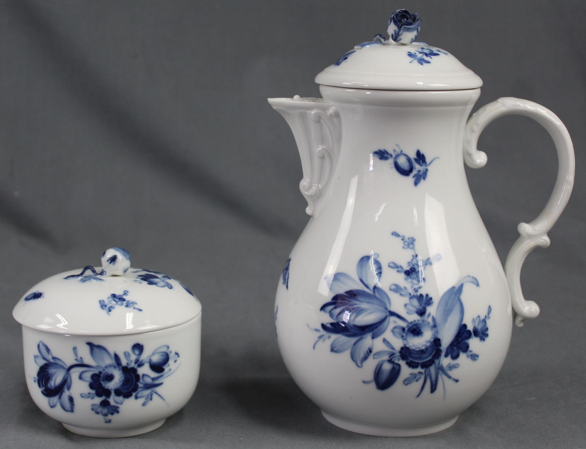 Porzellan Meissen. Blaue Blume. Meist Pfeifferzeit. 29 Teile.Höhe bis 25 cm. 2 Teller mit - Bild 16 aus 22