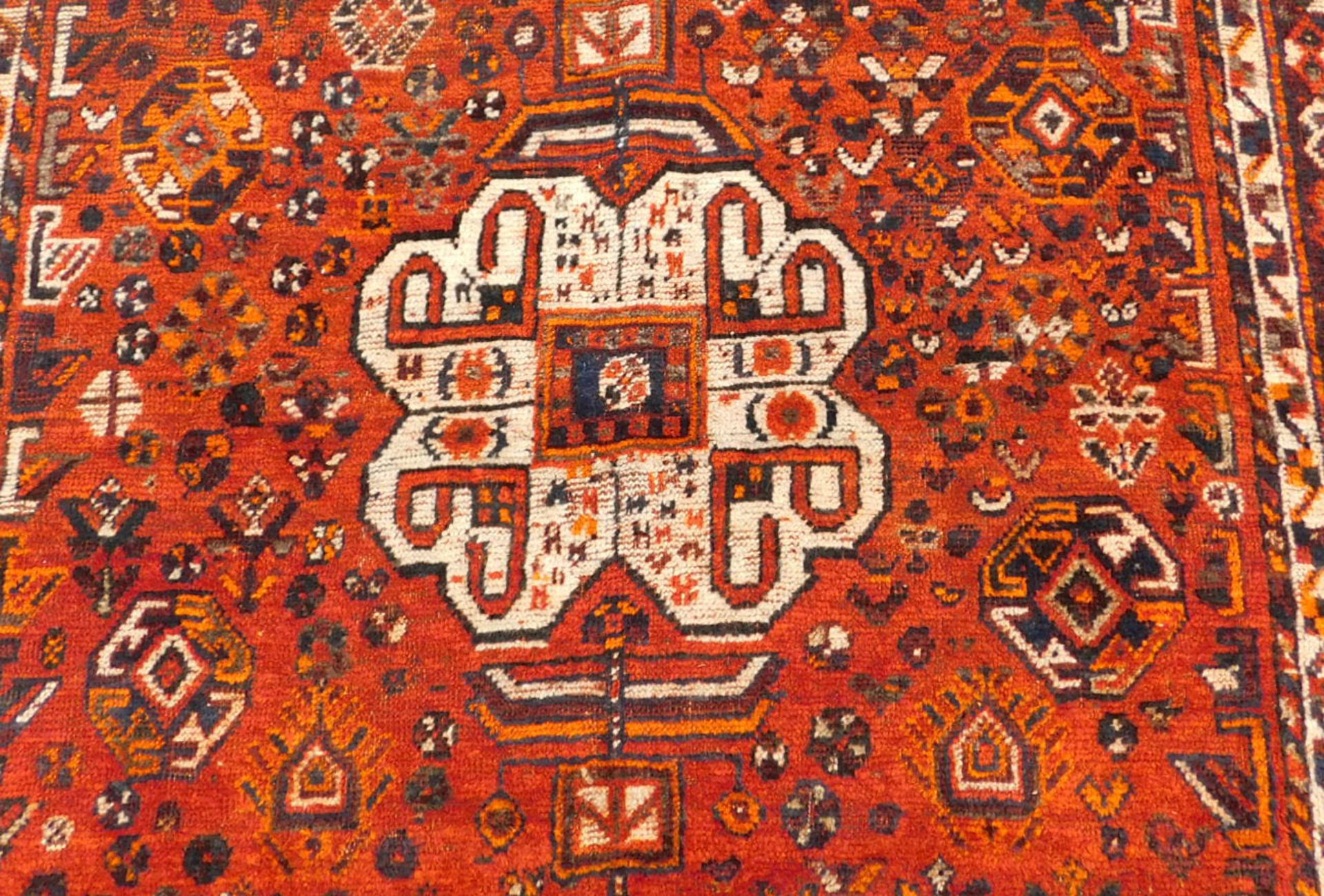 Arab Gabbeh Stammesteppich. Persien. Iran. Circa 80 - 100 Jahre alt.186 cm x 150 cm. Handgeknüpft. - Image 3 of 6