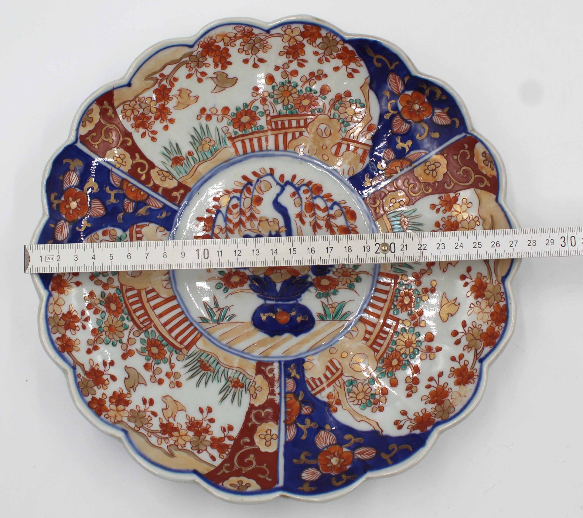 2 Imari - Platten. Japan, wohl alt.Bis 30 cm. Asiatika, Porzellan.2 Imari plates. Japan, probably - Bild 2 aus 10