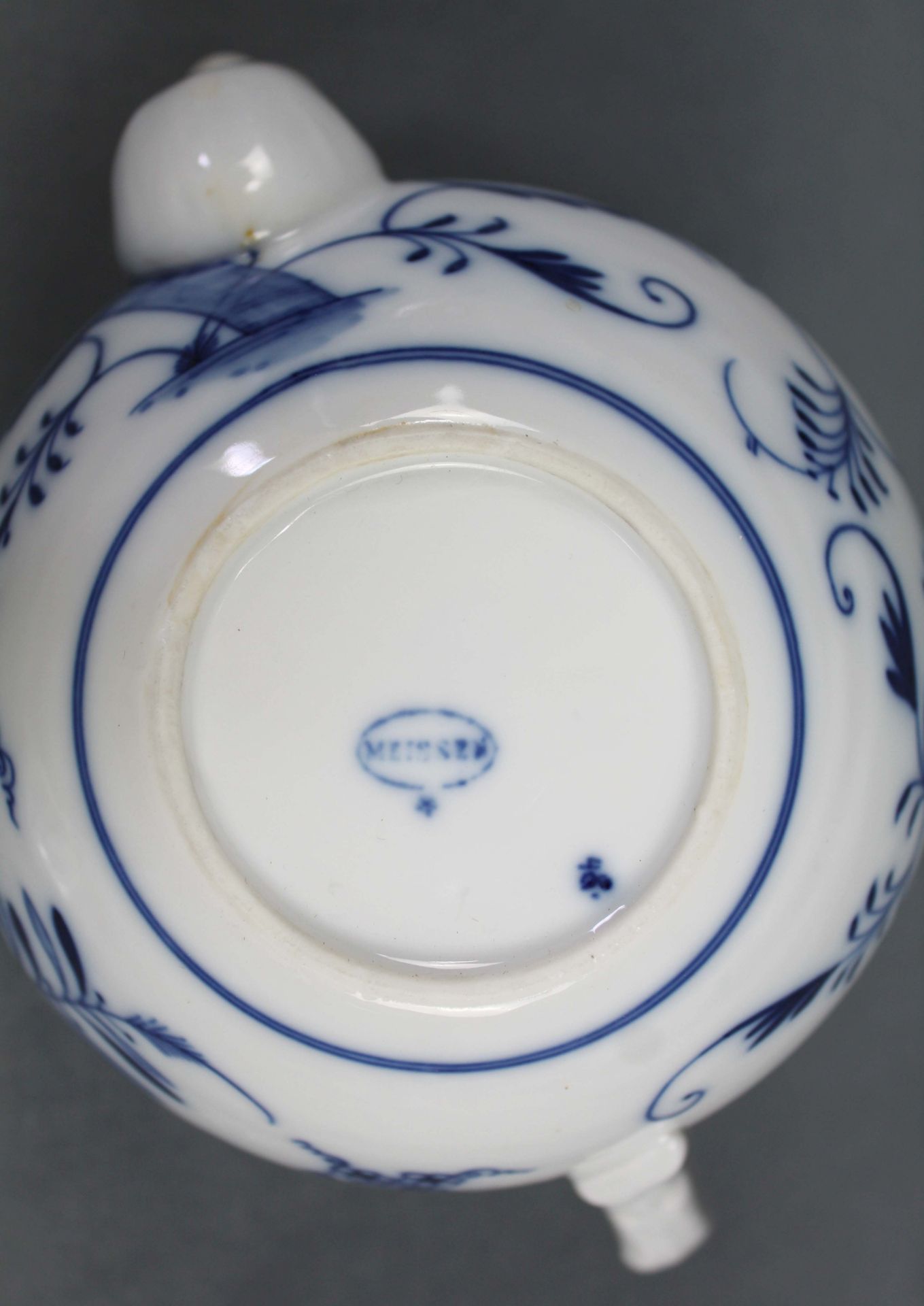 Porzellan Meissen, Zwiebelmuster. 98 Teile.Bis 23,5 cm hoch. Unter anderem mit Schleifstrichen. - Bild 16 aus 19