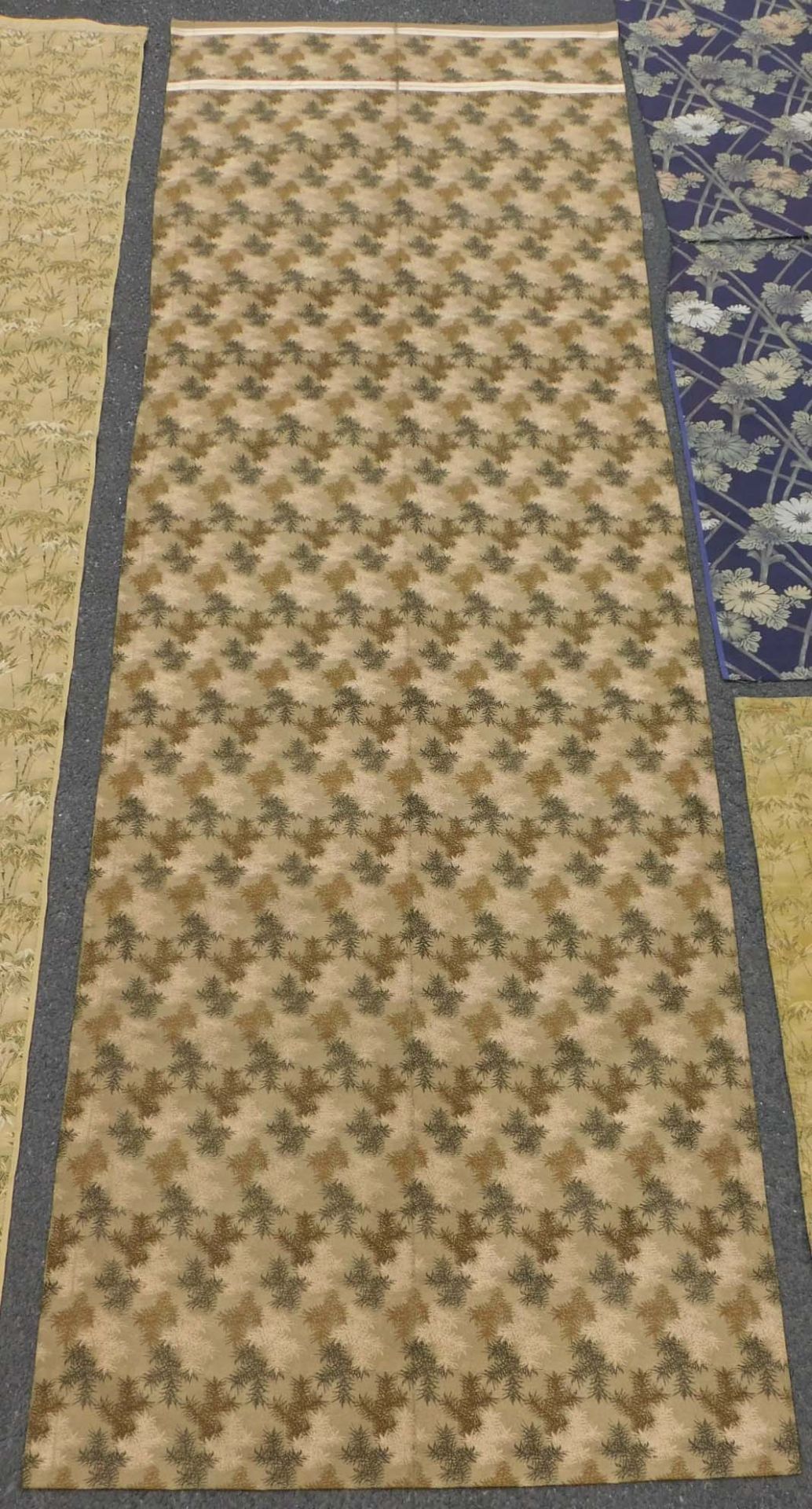 5 Obi Textilien Japan. Wohl alt, teils Seide, gewebt.Bis 205,5 cm x 65 cm.5 Obi Textiles Japan. - Image 7 of 12