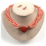 Collier und Ohrstecker. Koralle. Gold 750.Circa 44 cm lang.Necklace and ear studs. Coral. Gold 750.