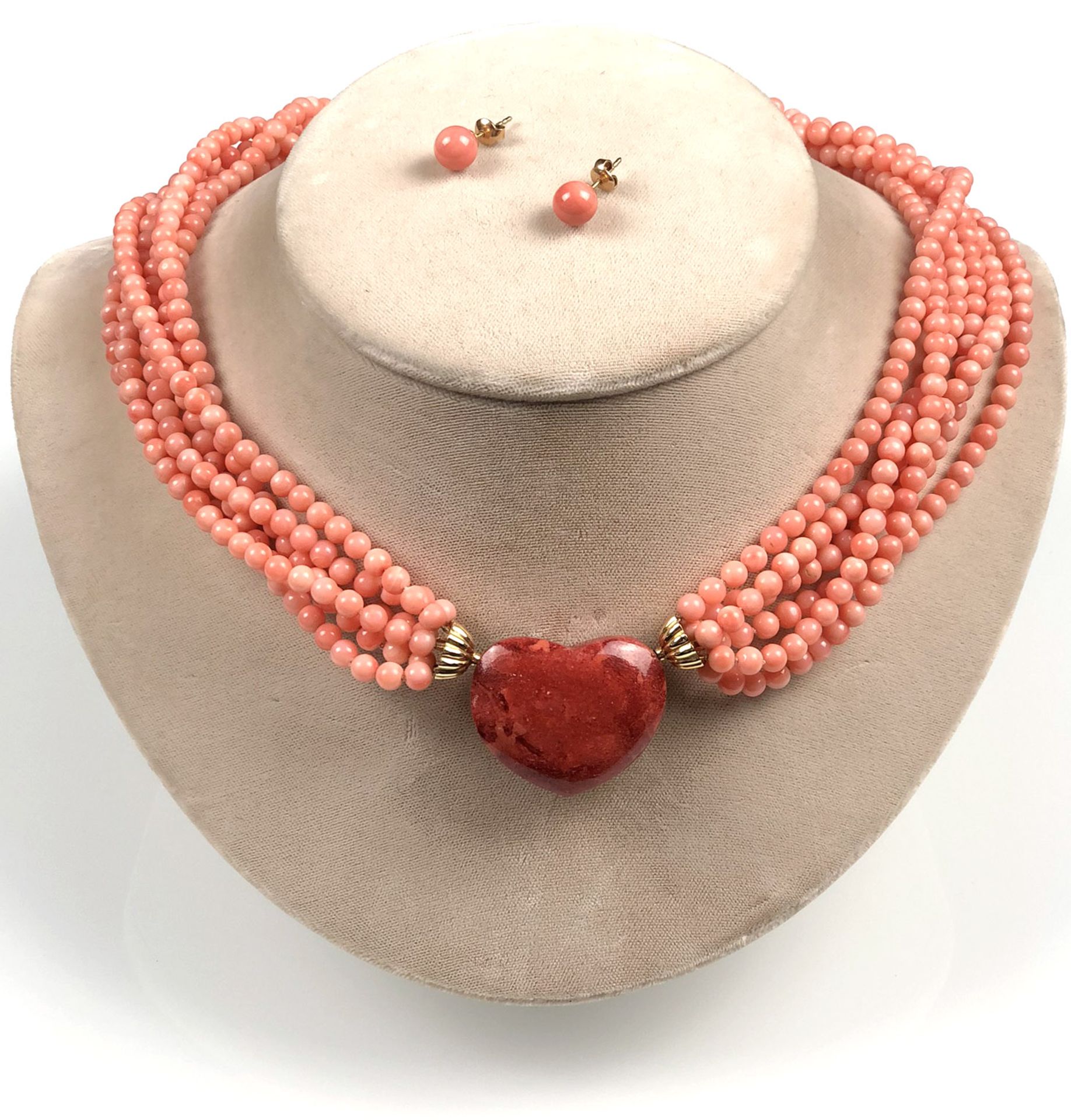 Collier und Ohrstecker. Koralle. Gold 750.Circa 44 cm lang.Necklace and ear studs. Coral. Gold 750.