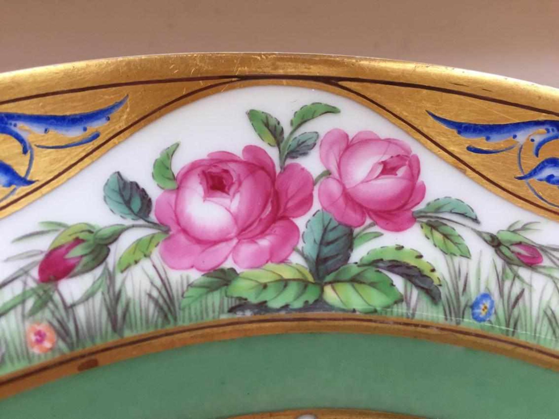 Teller "Fleurs en terrasse" aus einem königlichen Tafelservice.< - Bild 3 aus 4