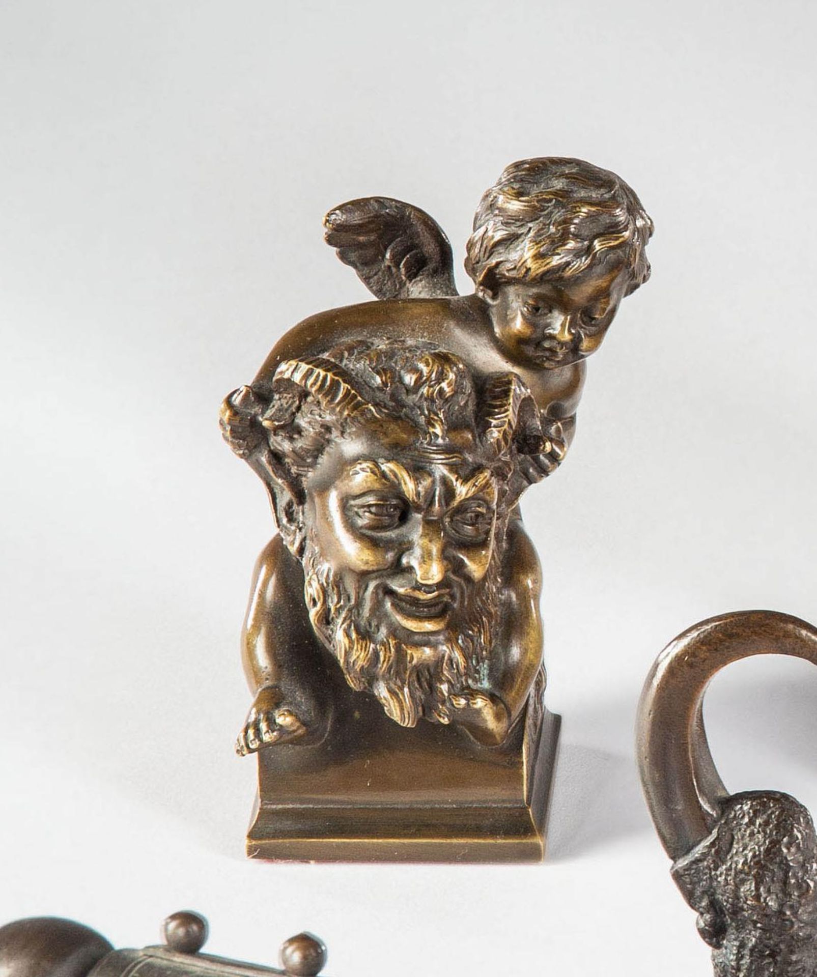 Kleine Tischbronze "Teufelskopf mit Putto". - Bild 2 aus 2