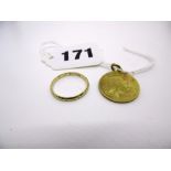 A 9 ct gold wedding ring and a 1911 sovereign pendant. FOR DETAILS OF ONLINE BIDDING ON THIS LOT