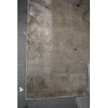 A contemporary small carpet by Noor in grey wool and silk (300 x 200 cm). [floor by silver] FOR