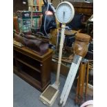 A vintage Salter's No. 214 Albion Weighing Machine. [end of 1st aisle] FOR DETAILS OF ONLINE BIDDING