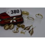 9 ct gold jewellery, comprising: engraved band ring, pair of shell cameo ear studs, four pairs of