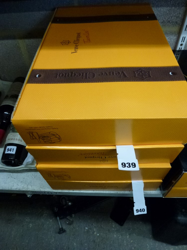 A presentation box of Veuve Clicquot Ponsardin champagne, 75 cl, with a pair of flutes and a bag (