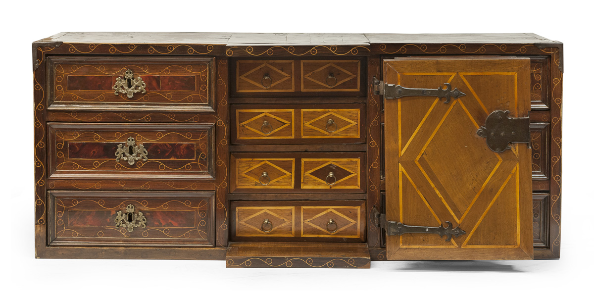 WONDERFUL COIN CABINET IN WALNUT NORTHERN ITALY 18TH CENTURY - Image 2 of 3