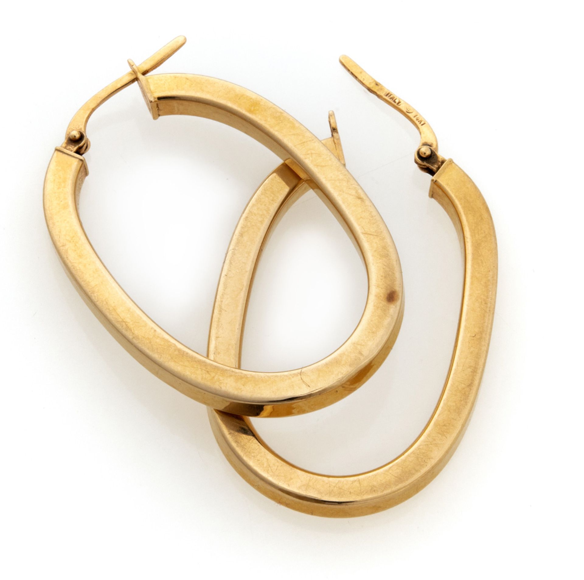 PAIR OF EARRINGS