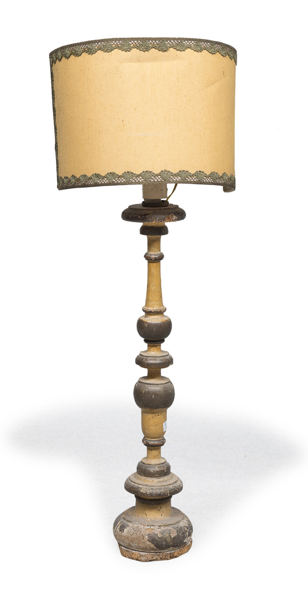 CANDLESTICK IN LACQUERED WOOD 18TH CENTURY