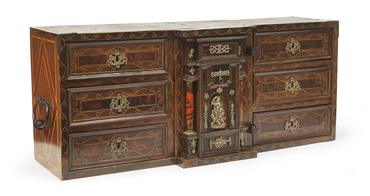 WONDERFUL COIN CABINET IN WALNUT NORTHERN ITALY 18TH CENTURY - Image 3 of 3