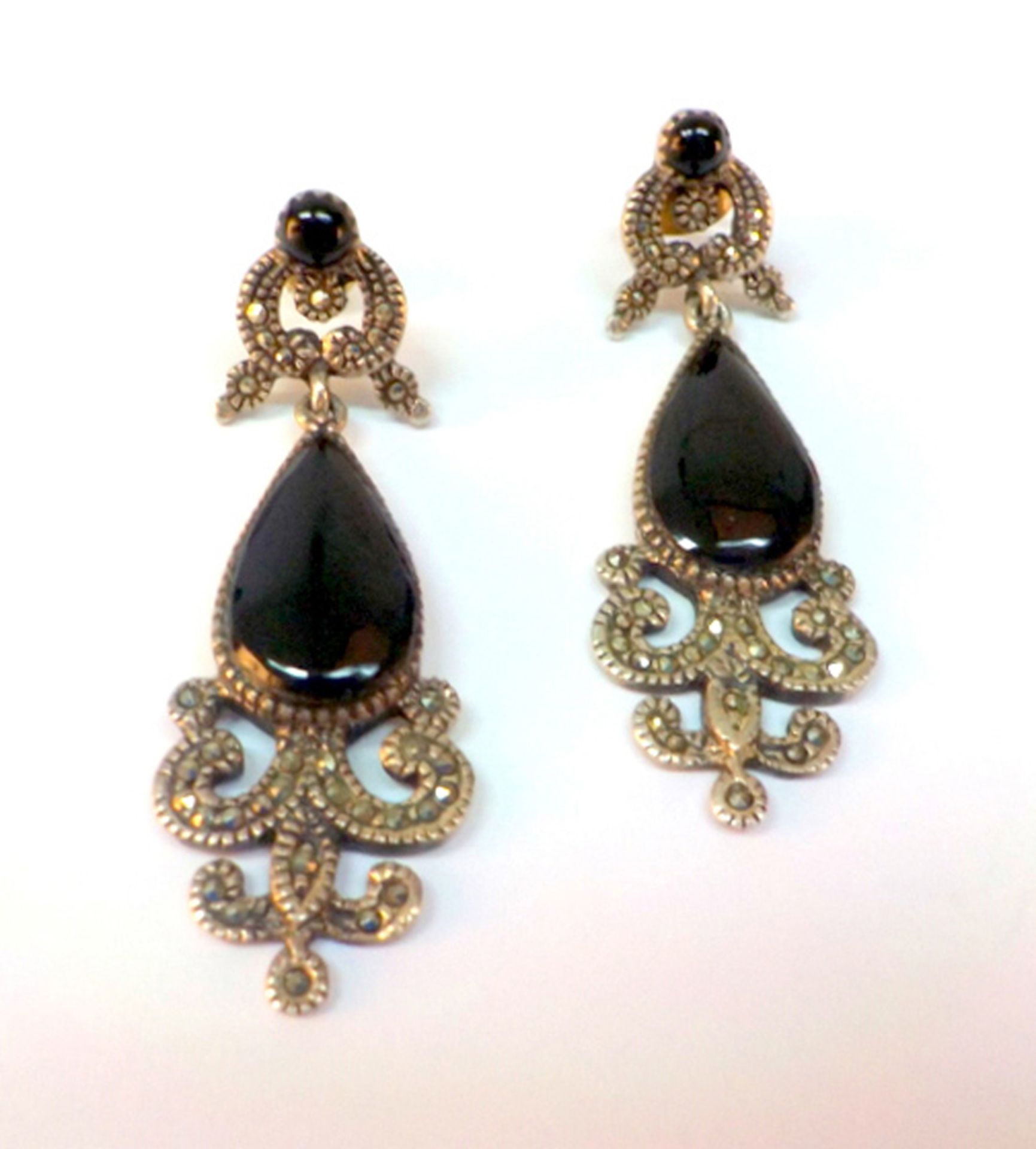 PAIR OF EARRINGS