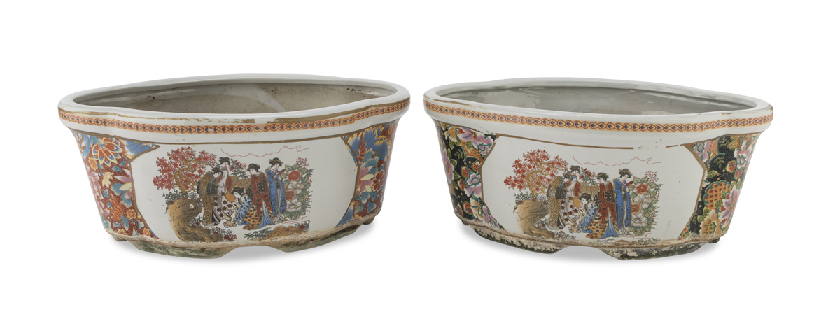 A PAIR OF JAPANESE POLYCHROME ENAMELED PORCELAIN PLANTERS 20TH CENTURY.