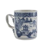 A CHINESE WHITE AND BLU PORCELAIN TANKARD 18TH CENTURY.