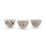A SET OF THREE CHINESE PORCELAINE CUPS. 18TH CENTURY.