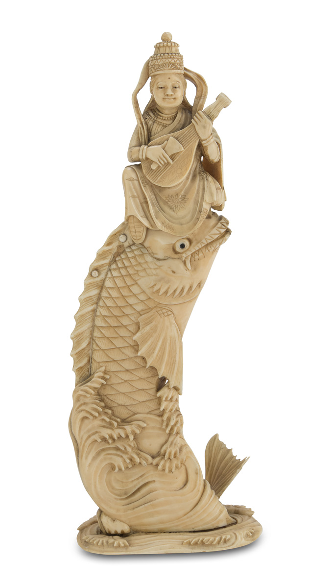 A JAPANESE MARINE IVORY SCULPTURE DEPICTING BENZAITEN. LATE 19TH CENTURY.