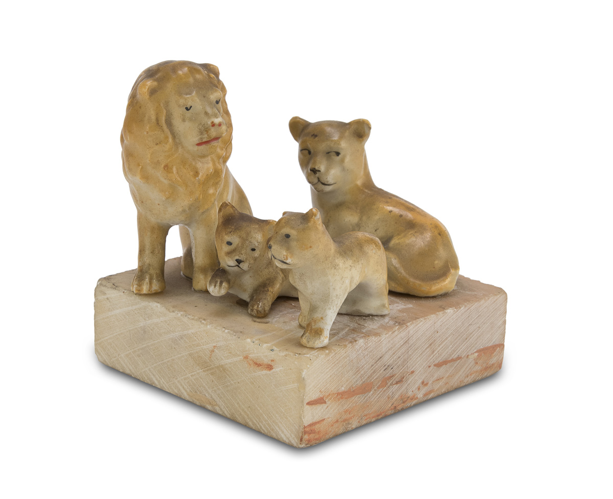 A CHINESE CERAMIC SCULPTURE DEPICTING LION'S FAMILY. 20TH CENTURY.