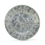 A BIG CHINESE WHITE AND BLUE PORCELAIN DISH 17TH CENTURY.