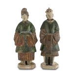 A PAIR OF CHINESE GLAZED CERAMIC SCULPTURES REPRESENTING ORDERLIES 20TH CENTURY.