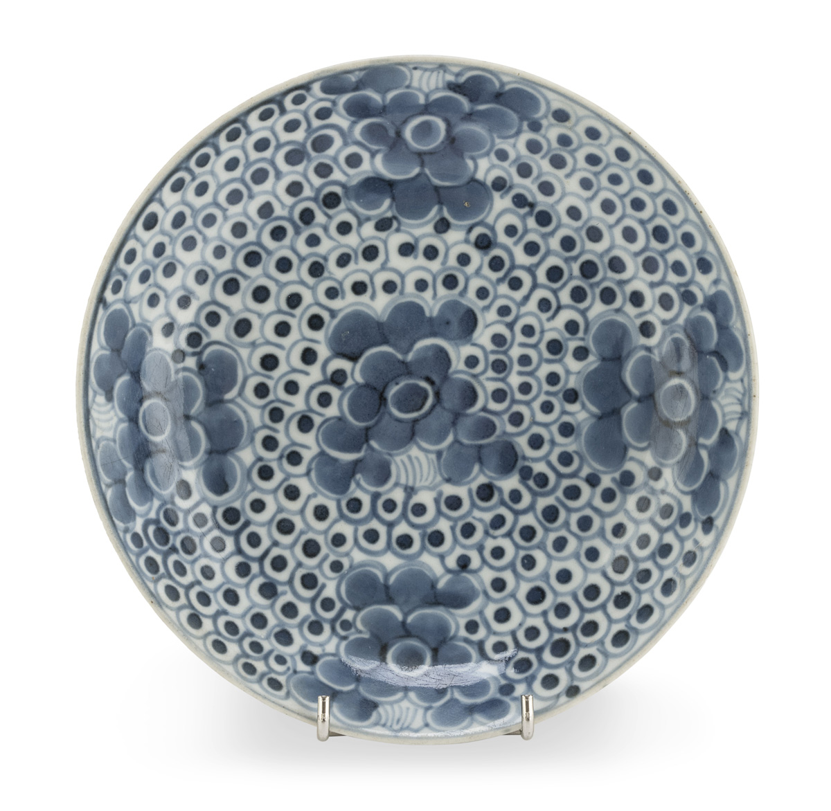 A CHINESE WHITE AND BLUE PORCELAIN DISH LATE 17TH - EARLY 18TH CENTURY.