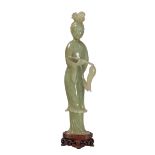 A CHINESE SERPENTINE SCULPTURE REPRESENTING A FEMALE BEAUTY FIRST HALF OF THE 20TH CENTURY.