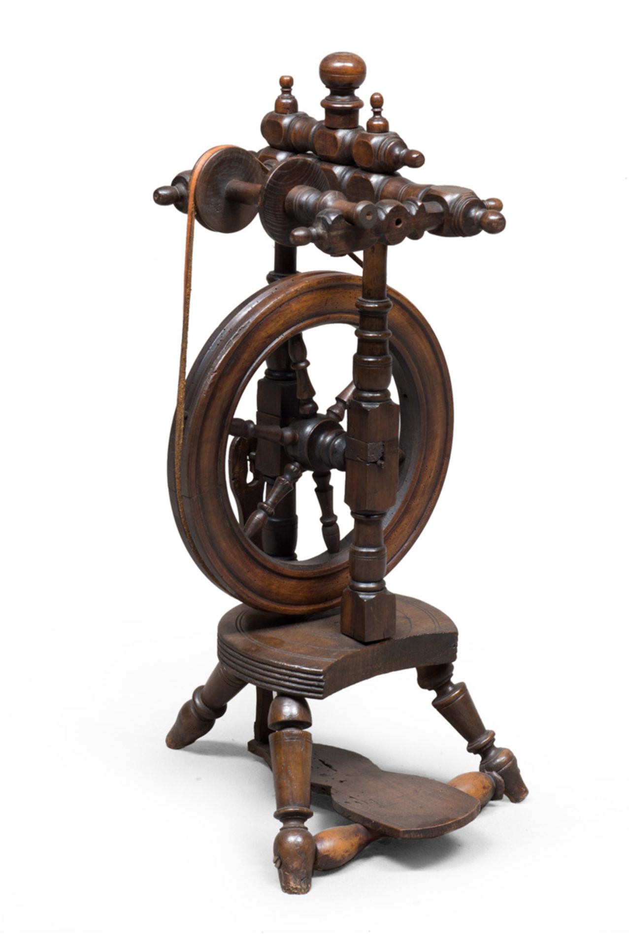 SPINNING WHEEL IN WALNUT WITH ANTIQUE ELEMENTS