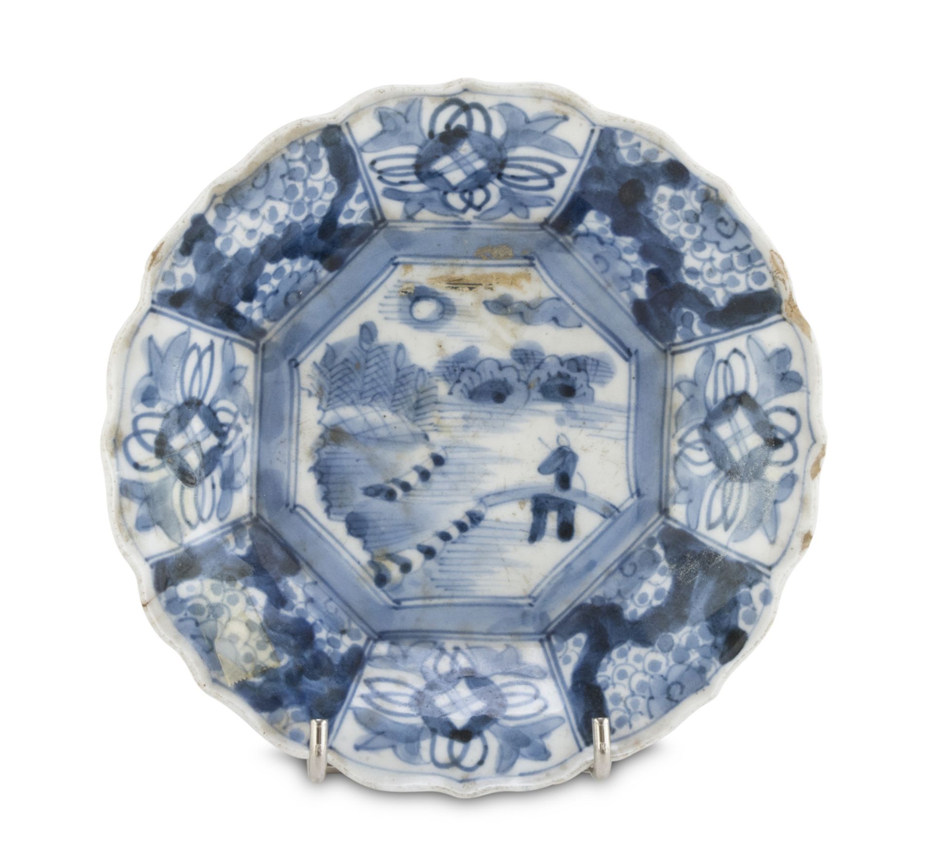 SAUCER IN WHITE AND BLUE PORCELAIN JAPAN 19th CENTURY