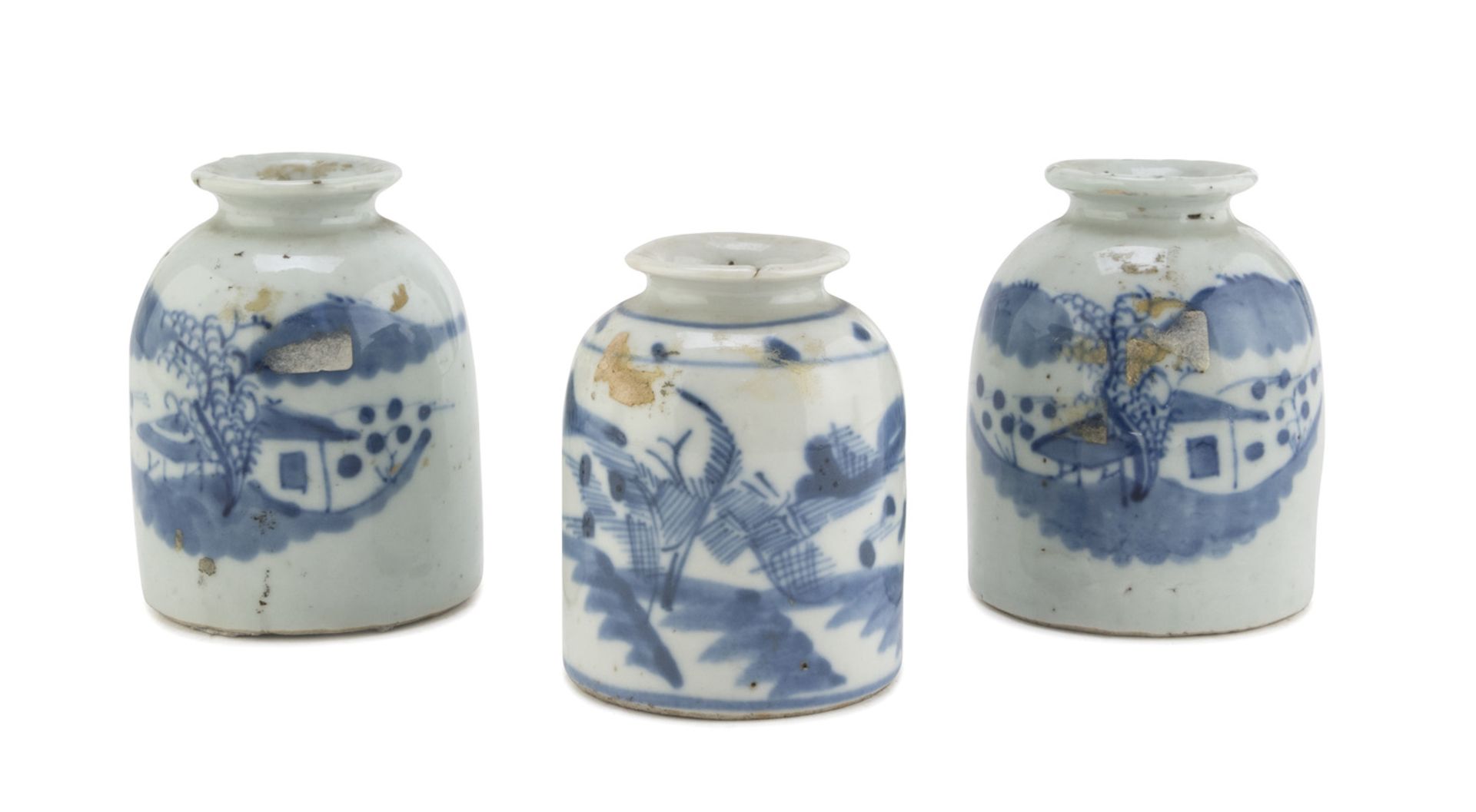 THREE SMALL JARS IN WHITE AND BLUE PORCELAIN CHINA LATE 19th EARLY 20th CENTURY