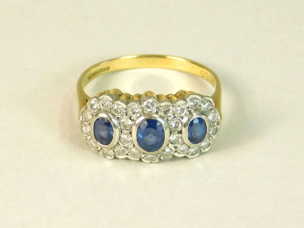 SAPPHIRE & DIAMOND RING.