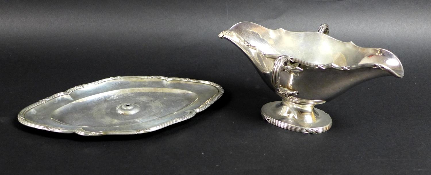 A French silver sauce boat and stand, the sauce boat with scalloped rim, the twin handles and rim - Image 4 of 8