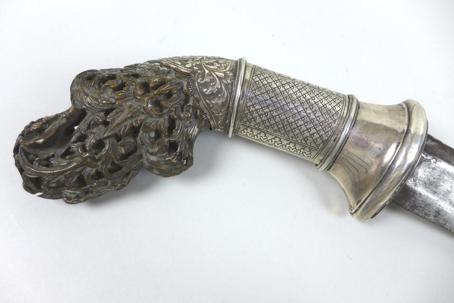 A 19th century white metal and horn handled sword, likely an Indonesian parang or pedang, with - Image 5 of 8