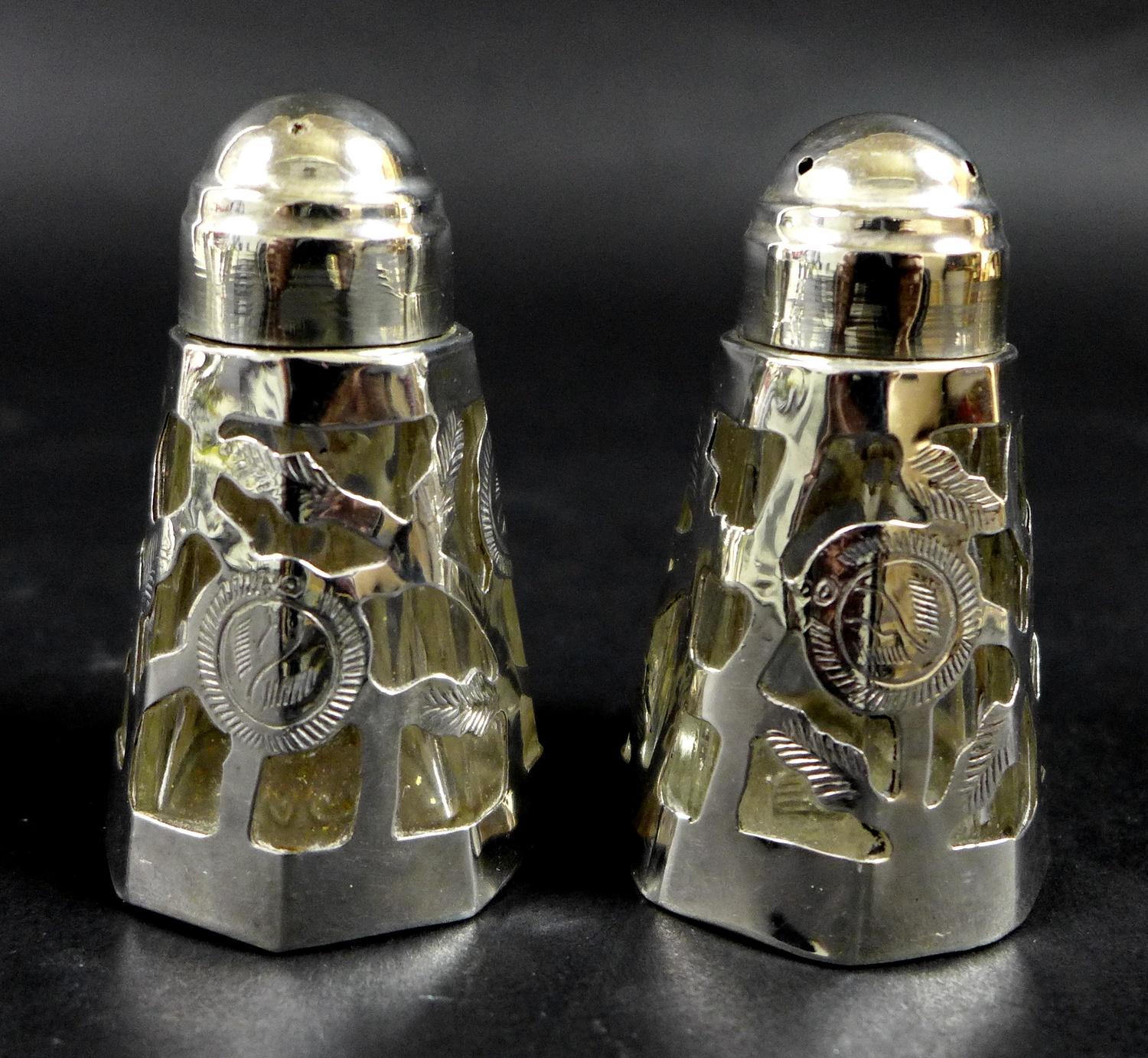 A group of silver items including a pair of Mexican silver mounted pepperettes of octagonal form, - Image 3 of 6