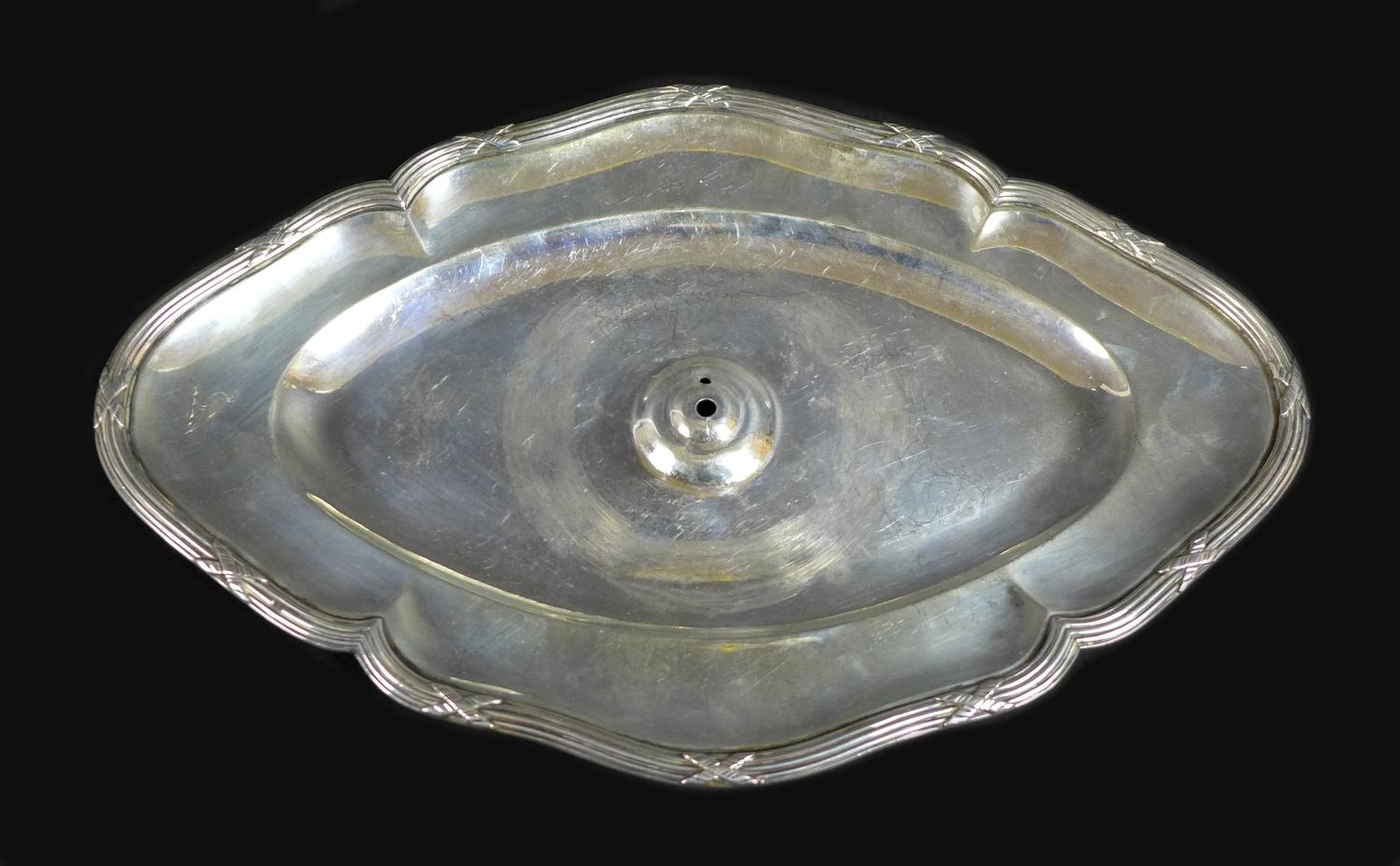 A French silver sauce boat and stand, the sauce boat with scalloped rim, the twin handles and rim - Image 6 of 8