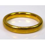 A 22ct gold ring, size M, 5.2g.