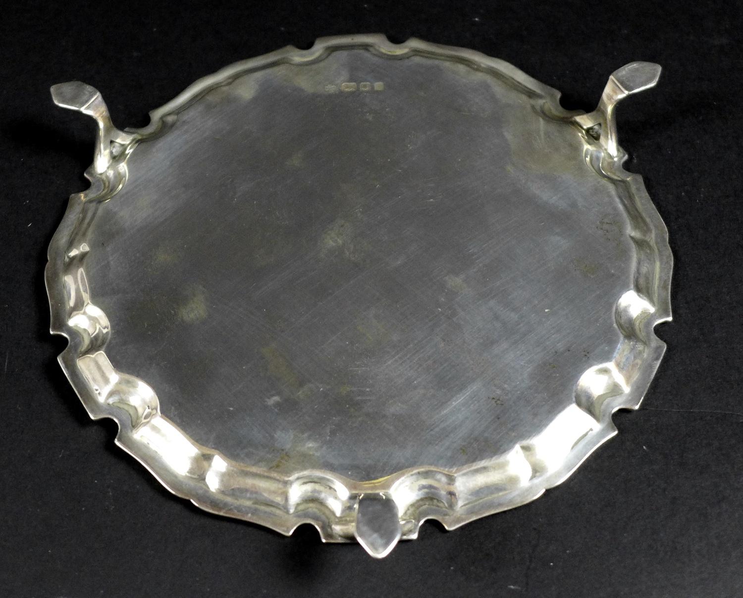 A George V silver waiter tray, of circular form with Chippendale pie crust edge, raised on three - Image 5 of 6