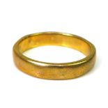 A 9ct gold wedding band, size L/M, 3.2g.