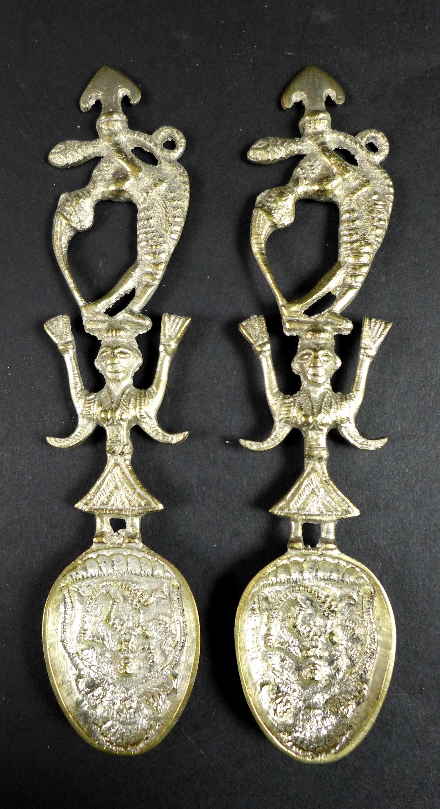 A group of silver items including a pair of Mexican silver mounted pepperettes of octagonal form, - Image 5 of 6